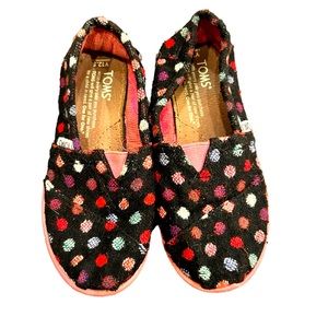 Black polka dot toms